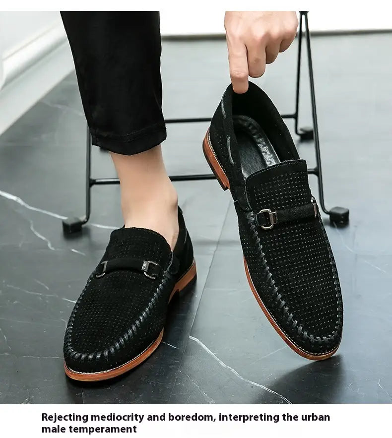 Mocasines de cuero tipo ante negro perforado con detalle de hebilla metálica y suelas de cuero color camel, estilo mule, para un uso sencillo.