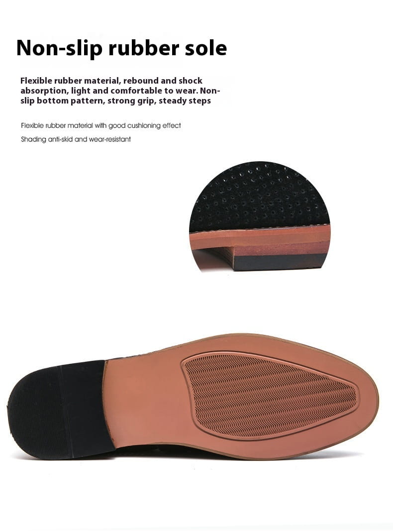 Suela de goma negra con patrón antideslizante texturizado y entresuela de cuero color camel, de los mocasines de cuero con ante perforado tipo mule, mostrados desde la parte posterior.