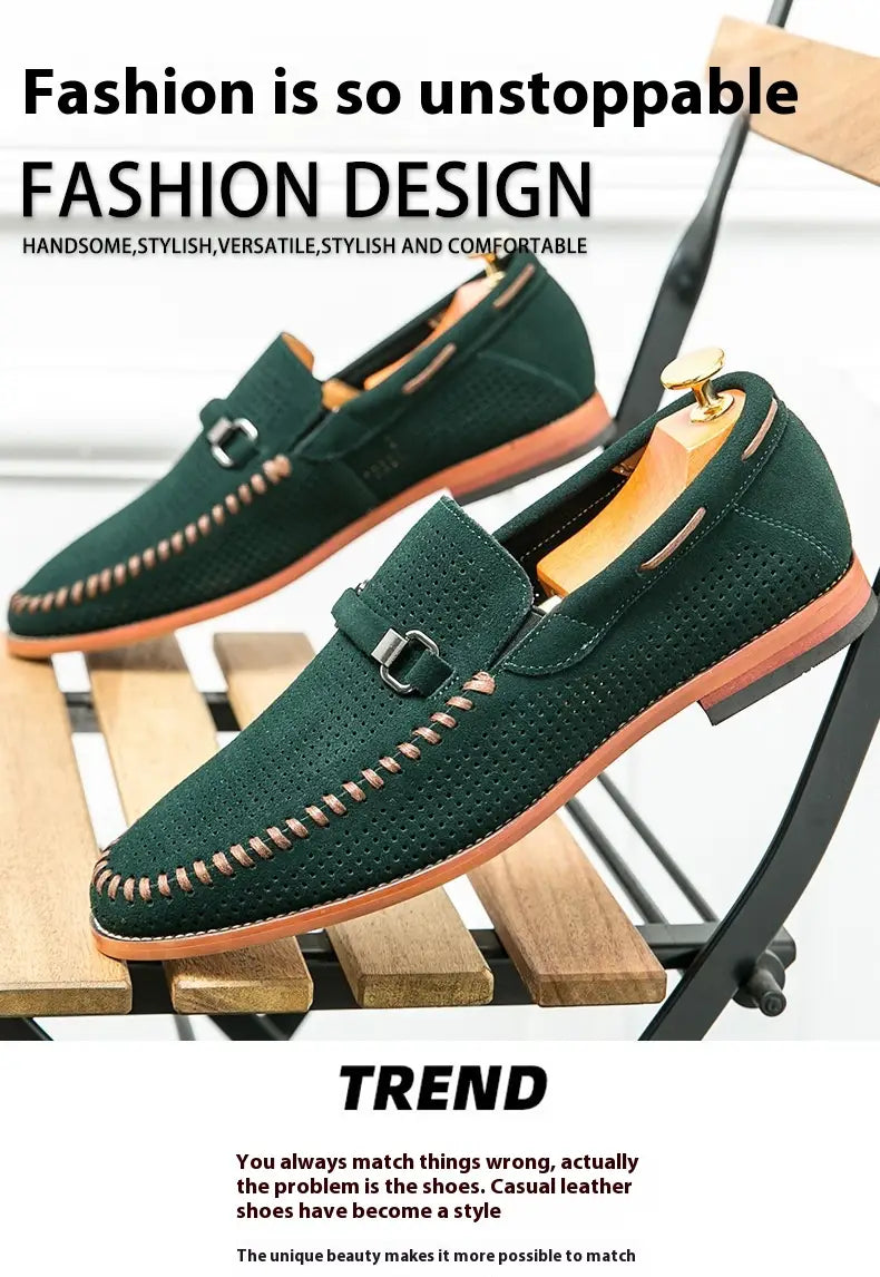 Mocasines de ante perforado de cuero color verde oscuro con hebilla metálica y suelas de cuero color camel, estilo mule.