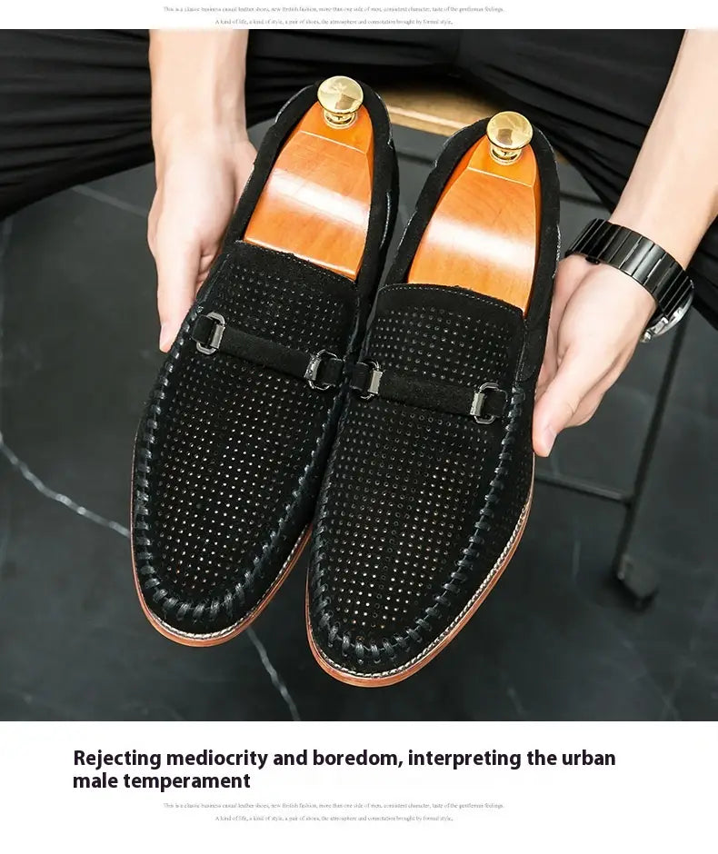 Mocasines de cuero tipo ante negro con diseño perforado, estilo mule, con suelas de cuero color camel y acentos de hebilla metálica.