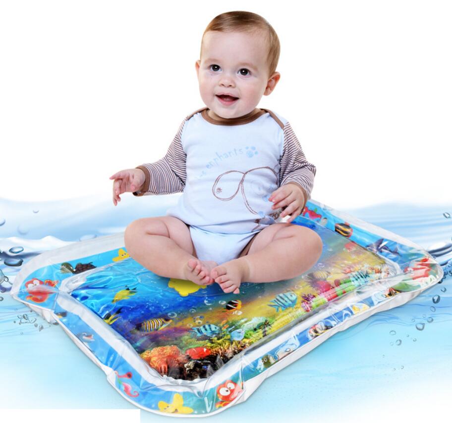 Tapis d’activités en eau gonflable pour bébé, thème océan, avec une conception gonflable colorée et des scènes sous-marines vibrantes de poissons, de coraux et de créatures marines.
