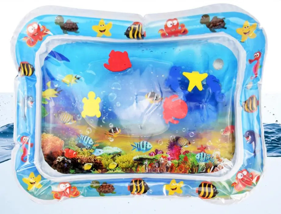 Tapis d’activités en eau gonflable pour bébé, thème océan, bleu, avec des créatures marines colorées dessinées et une conception de scène sous-marine favorisant le développement sensoriel et le jeu.