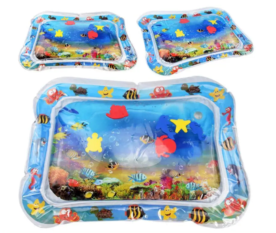 Tapis d’activités en eau gonflable pour bébé, thème océan, comprenant un bac à eau gonflable à thème océan avec des poissons, des étoiles de mer et des motifs de corail colorés sur un fond bleu