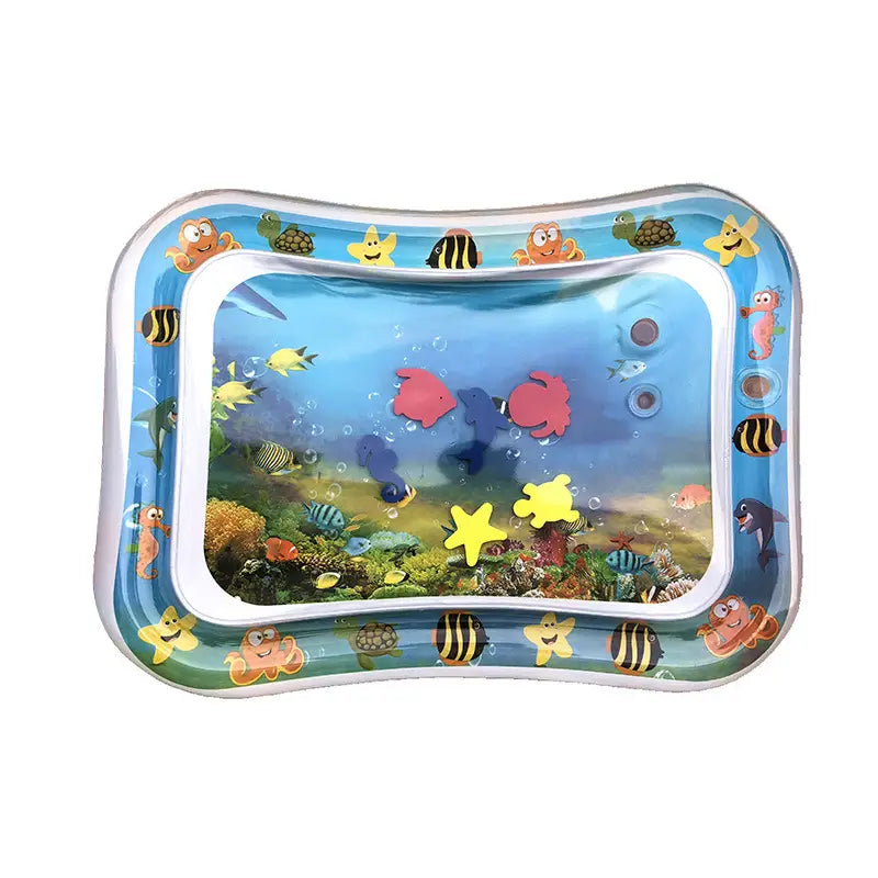 Tapis d’activités en eau gonflable pour bébé, thème océan, comprenant une surface gonflable bleue avec des poissons, des étoiles de mer et des créatures marines dessinés et colorés pour un jeu sensoriel.
