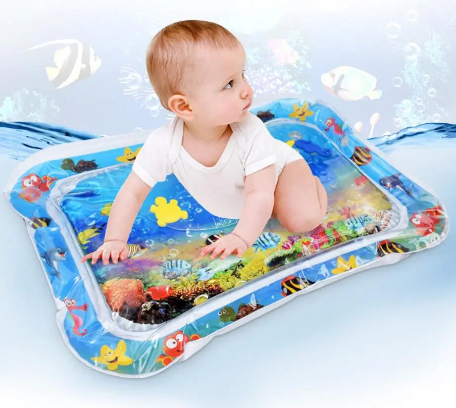 Tapis d’activités en eau gonflable pour bébé, thème océan, comprenant un tapis de jeu gonflable bleu à thème océan avec des poissons et des motifs de corail colorés.