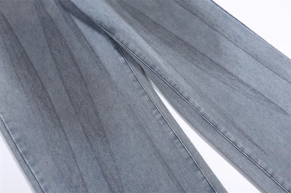 Herren Jeans im leichten Wasch, lockere Passform mit geradem Bein aus Denim-Material mit hellem Wasch, dezent verblasster Textur und sauberer gerader Steppnaht entlang der Nähte.