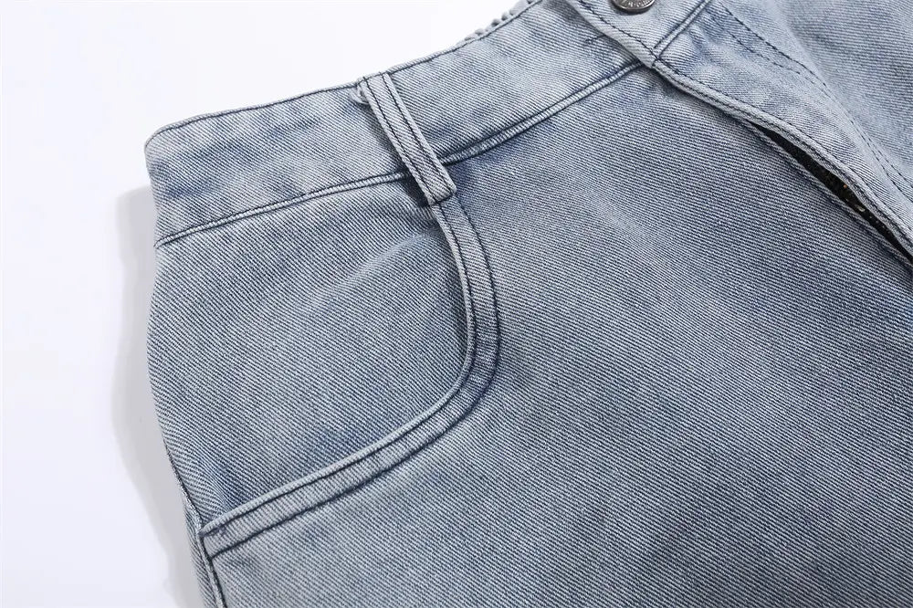 Herren Jeans im leichten Wasch, lockere Passform mit geradem Bein aus Denim-Material mit klassischem Fünf-Taschen-Design und dezenter Steppnaht.
