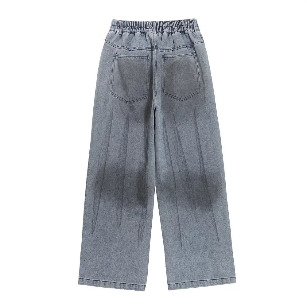 Herren Jeans im leichten Wasch mit lockerer Passform und geradem Bein in Hellgrau mit elastischem Bund und einem verblassten Wasserfarben-Verlaufs-Effekt.