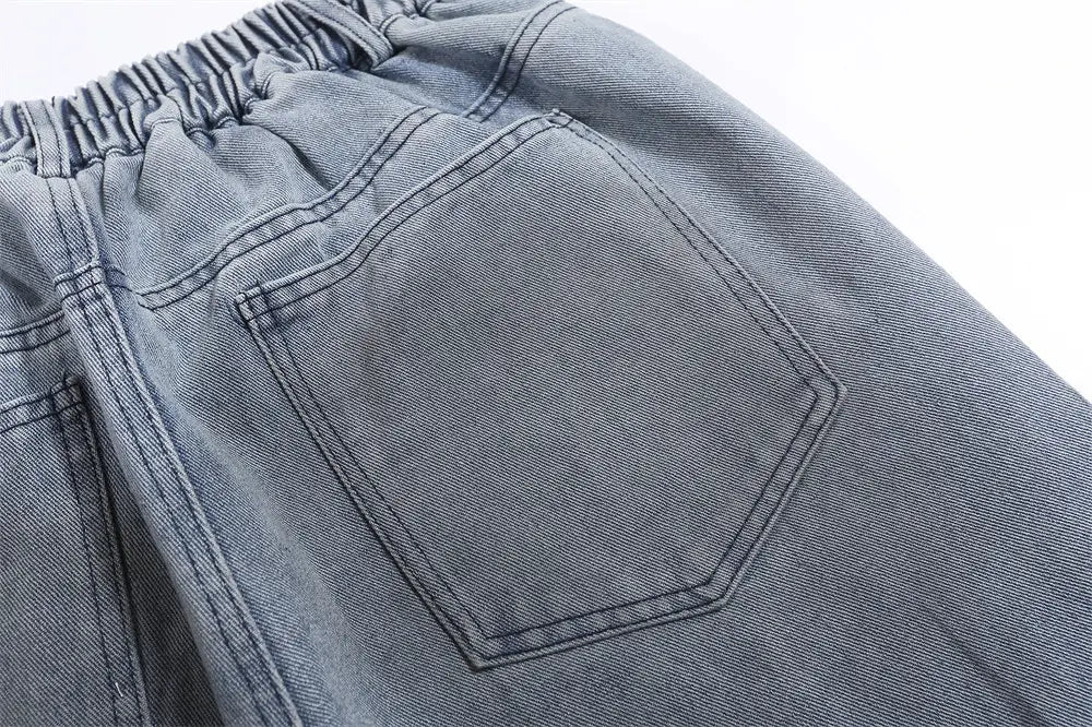 Rückseite der Herren Jeans im leichten Wasch, lockere Passform mit geradem Bein aus Denim, mit Jeansshorts im leichten Wasch, elastischem Bund und klassischer Gesäßtasche.