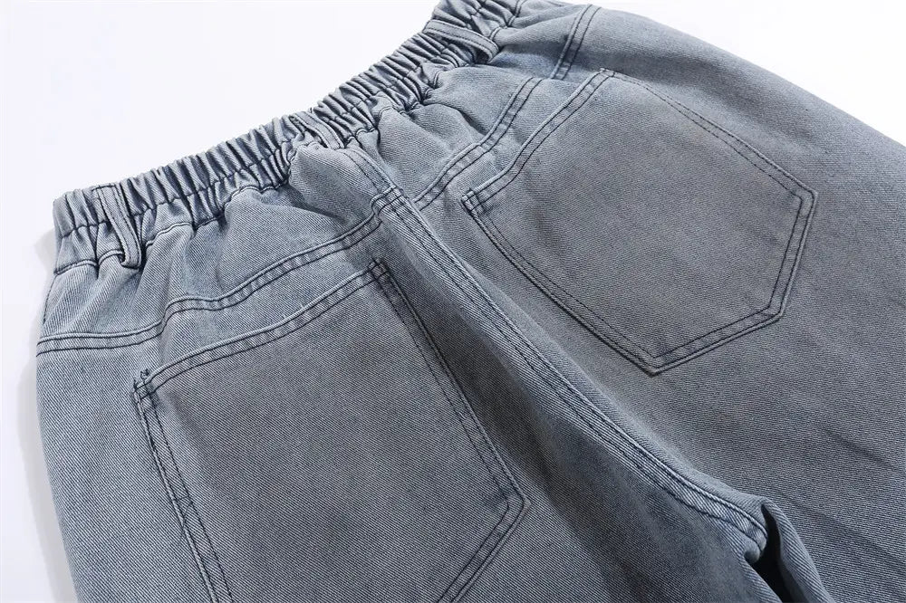 Herren Jeans im leichten Wasch, lockere Passform mit geradem Bein aus Denim von hinten abgebildet, mit hellgrauem Denim-Material, elastischem Bund sowie zwei Gesäßtaschen.