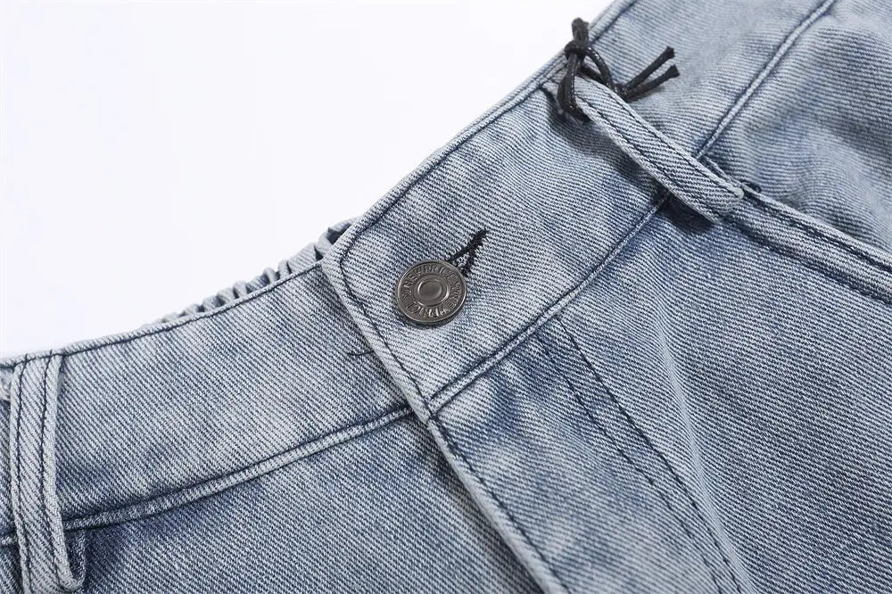 Herren Jeans im leichten Wasch, lockere Passform mit geradem Bein aus Denim mit silbernen Knöpfen und schwarzer Kordel am Bund.