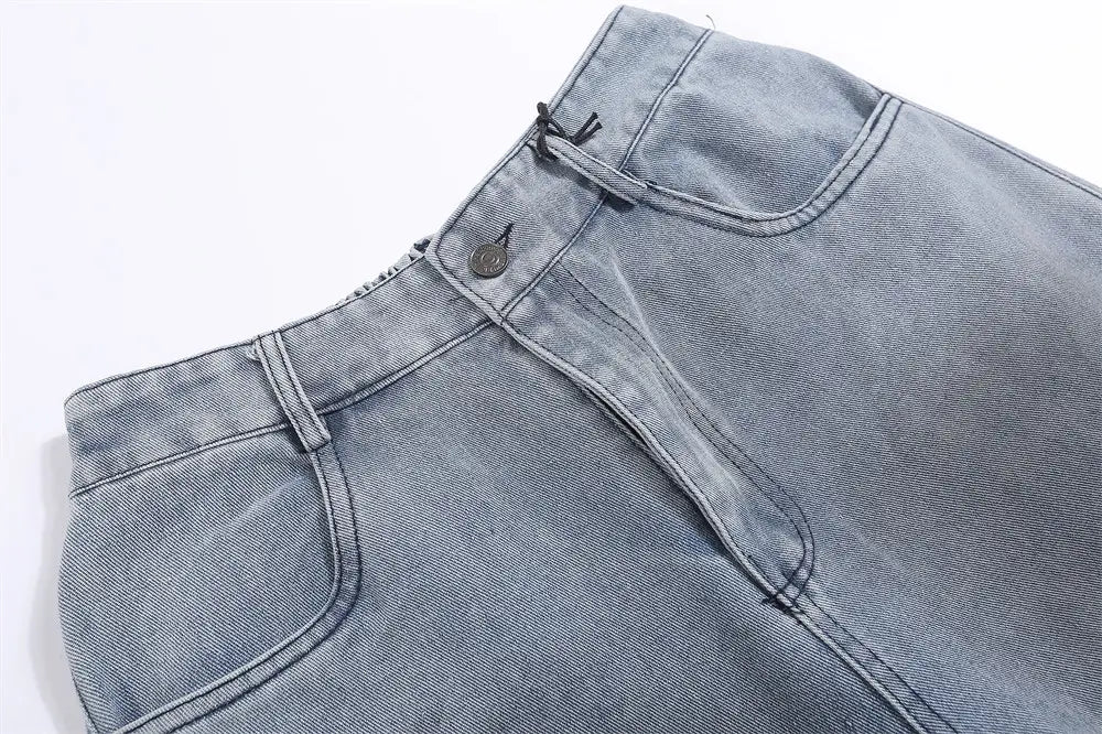 Herren Jeans im leichten Wasch, lockere Passform mit geradem Bein aus Denim mit hoher Taille im leichten Wasch, klassischem Fünf-Taschen-Design und dezenten Steppdetails.