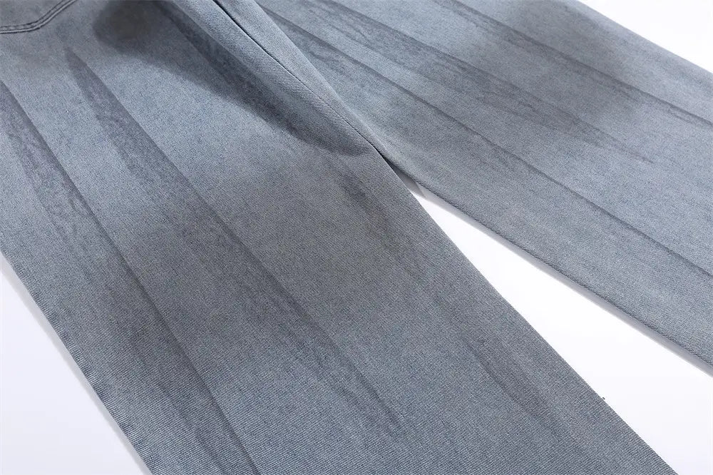 Herren Jeans im leichten Wasch, lockere Passform mit geradem Bein aus Denim in Hellgrau mit dezent verblasster Textur und sichtbarer Steppnaht entlang der Nähte.