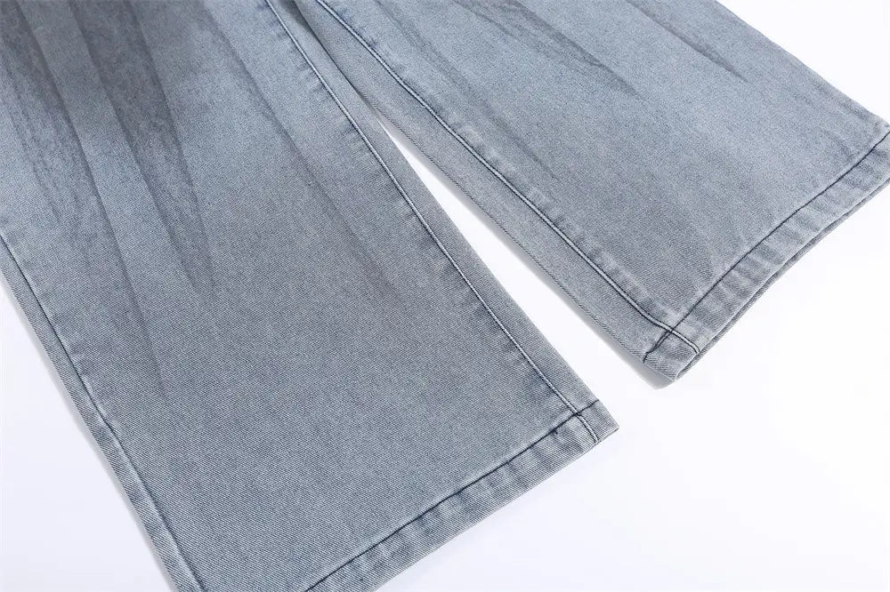 Herren Jeans im leichten Wasch, lockere Passform mit geradem Bein aus Denim in Hellgrau mit sichtbarer Steppnaht entlang der Nähte und Schnitt mit geradem Bein.