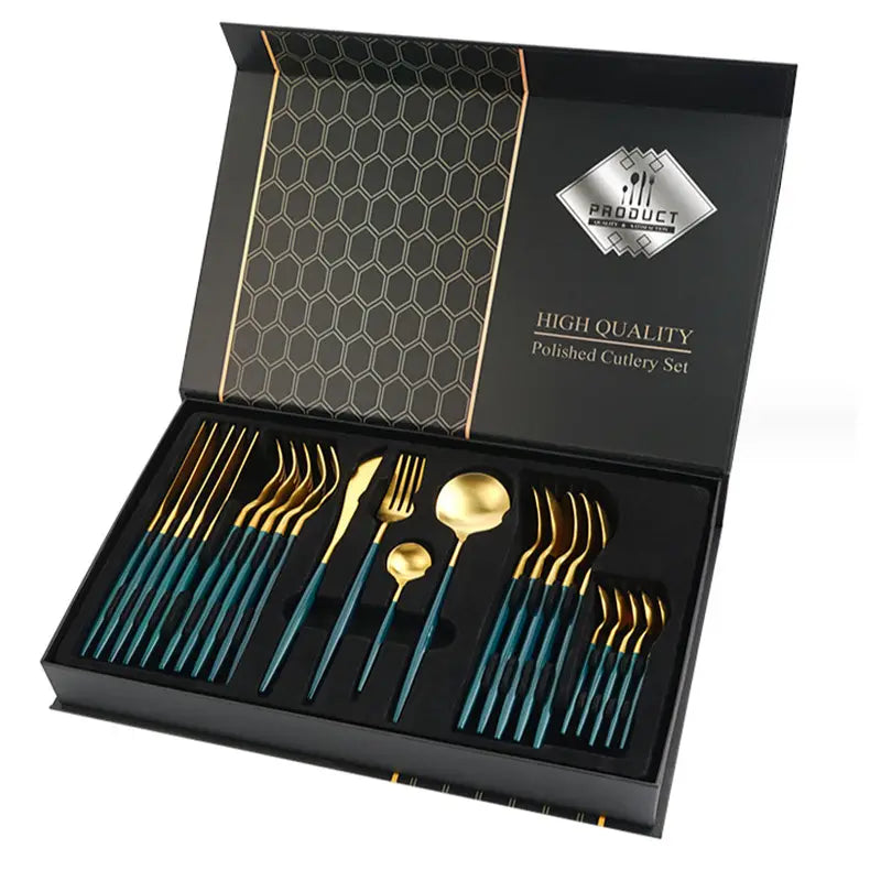Ensemble de couverts bicolores élégants en acier inoxydable poli, lames à extrémités dorées et manches turquoise, présenté dans un élégant coffret cadeau de luxe noir.