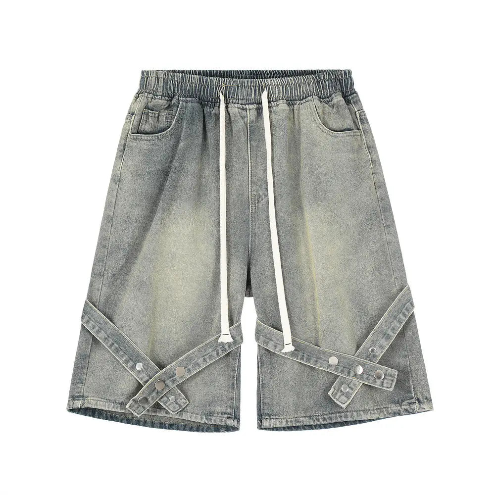 Shorts en jean gris pour hommes, coupe décontractée, avec une ceinture élastique, des cordons blancs et des bretelles en tissu diagonales, agrémentées de boutons à tonalité argentée en bas de jambe.