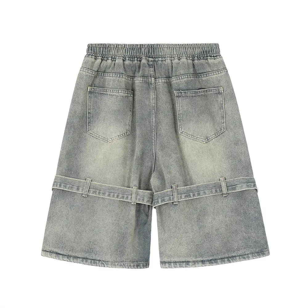 Vue arrière des shorts en jean à bretelles diagonales pour hommes, en denim clair, avec une taille à cordon élastique et deux poches arrière, présentant un détail de ceinture à double épaisseur distinctif au niveau de l’ourlet.