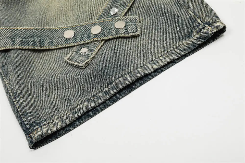 Shorts en jean gris foncé pour hommes, avec un design de ceinture croisée diagonale et des boutons métalliques à tonalité argentée, avec taille à cordon.