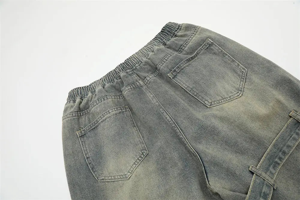 La face arrière des shorts en jean gris à bretelles diagonales pour hommes, avec taille à cordon élastique et deux poches arrière