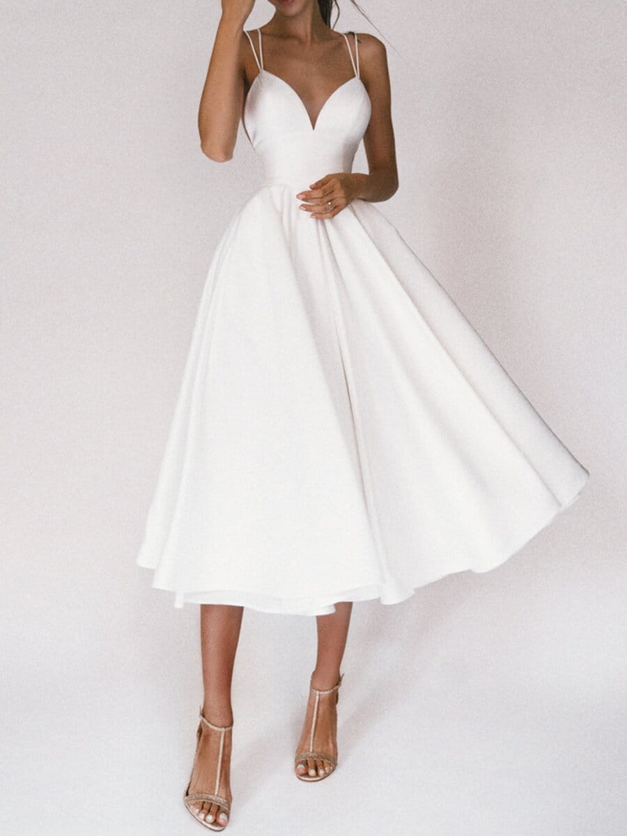 Robe midi satin à col en V, coupe évasée, avec fines bretelles spaghetti et un corsage ajusté