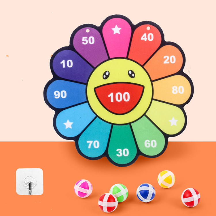 Set mit Klebedartbrett für Kinder als Cartoon-Zielscheibe: eine farbenfrohe Blumenform mit Punktetafel, lächelndem Gesicht und nummerierten Regenbogenblüten für interaktives Kinderspiel.