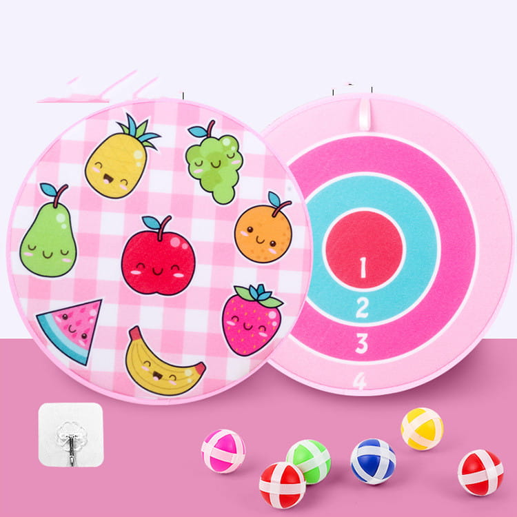 Set mit Klebedartbrett für Kinder als Cartoon-Zielscheibe: eine pink karierte Zieltafel im Motiv von Früchten mit lächelnden Cartoon-Früchten und einer konzentrischen Kreisscheibe als Punktetarget in Pink, Türkis, Rot und Weiß.