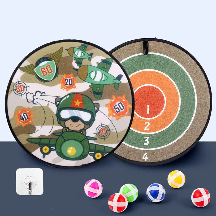 Set mit Klebedartbrett für Kinder als Cartoon-Zielscheibe: eine aufblasbare Darttafel für Kinder mit farbenfrohem Cartoon-Piloten-Design und lebendigen Trefferzonen.