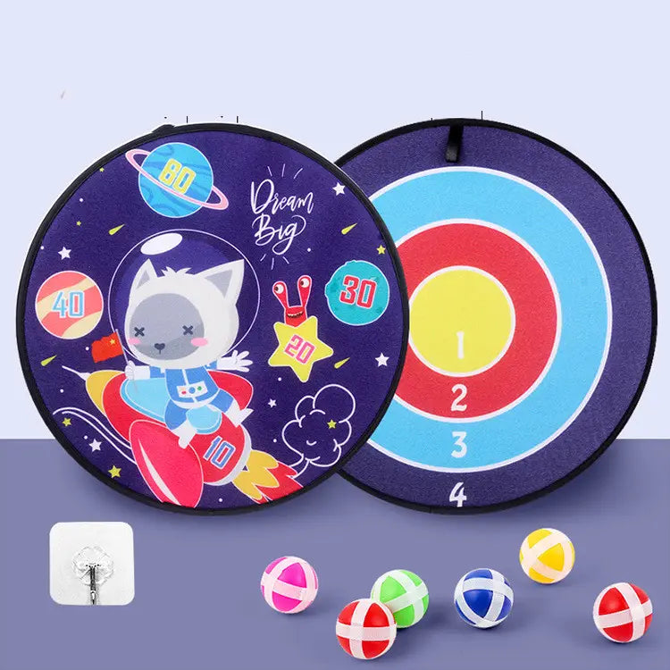 Set mit Klebedartbrett für Kinder als Cartoon-Zielscheibe: eine violette runde Darttafel mit einem Cartoon-Astronauten-Katzen-Design und farbenfrohen Trefferzonen, verziert mit leuchtenden Planeten, Sternen und dem Spruch „Dream Big“.