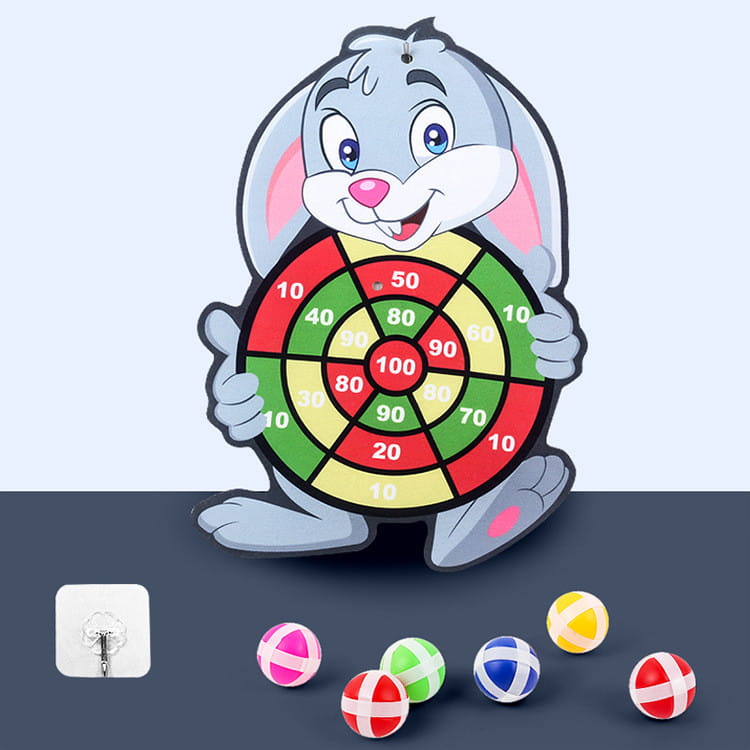 Ein fröhlicher grauer Cartoon-Hase, der ein farbenfrohes segmentiertes Klebe-Dartbrett für Kinder hält, mit nummerierten Punktzonen in Rot, Grün, Gelb und Weiß, gestaltet als Cartonziel-Set.