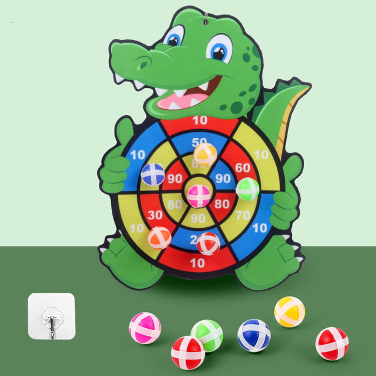 Grünes Cartoon-Krokodil-förmiges Klebe-Dartbrett für Kinder mit farbenfrohen konzentrischen Ringen und mehrfarbigen Plastikkugeln für interaktives Spiel.