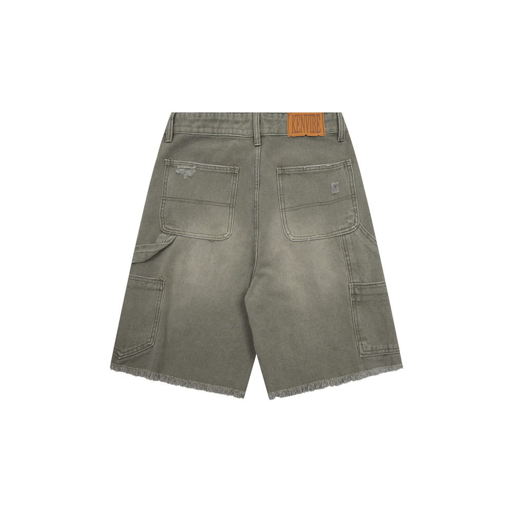 pantalones cortos de mezclilla para hombre color verde oliva con dobladillo deshilachado y desgastado, con múltiples bolsillos, elaborados con material de mezclilla resistente.