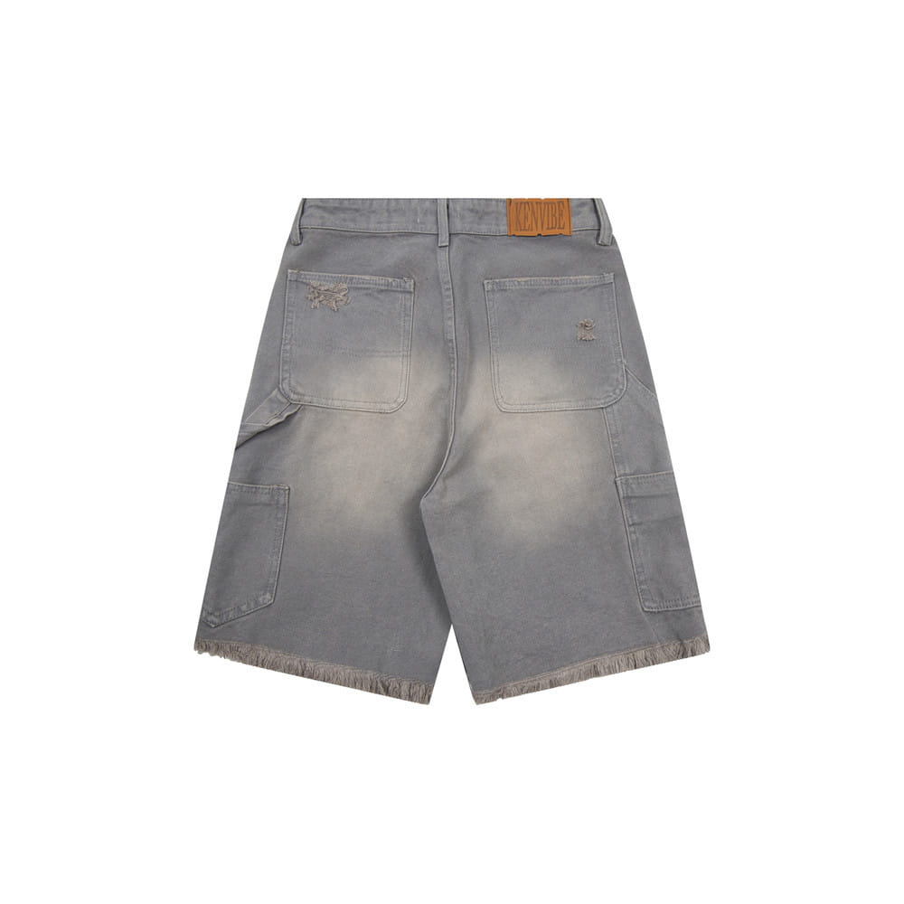 pantalones cortos de mezclilla para hombre con dobladillo deshilachado y desgastado en color gris, con múltiples bolsillos y acabado desgastado.