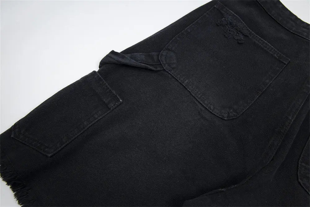 pantalones cortos de mezclilla para hombre negros con dobladillo deshilachado y desgastado, con bordes deshilachados y bolsillos desgastados elaborados con material de mezclilla resistente.
