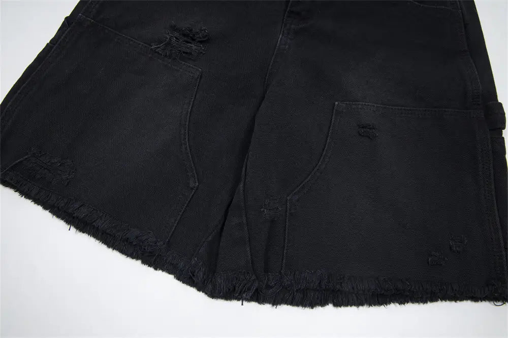 Pantalones cortos de mezclilla negros para hombre con dobladillo deshilachado y detalles desgarrados, elaborados con material de mezclilla resistente.