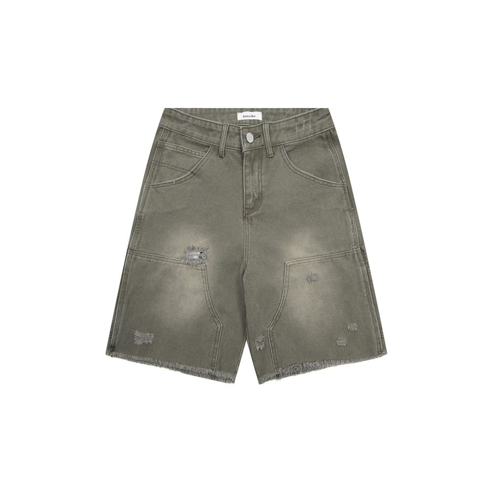 Pantalones cortos de mezclilla desgastados color verde oliva para hombre con dobladillo deshilachado y bolsillos tipo parche, mostrados desde el lado posterior.