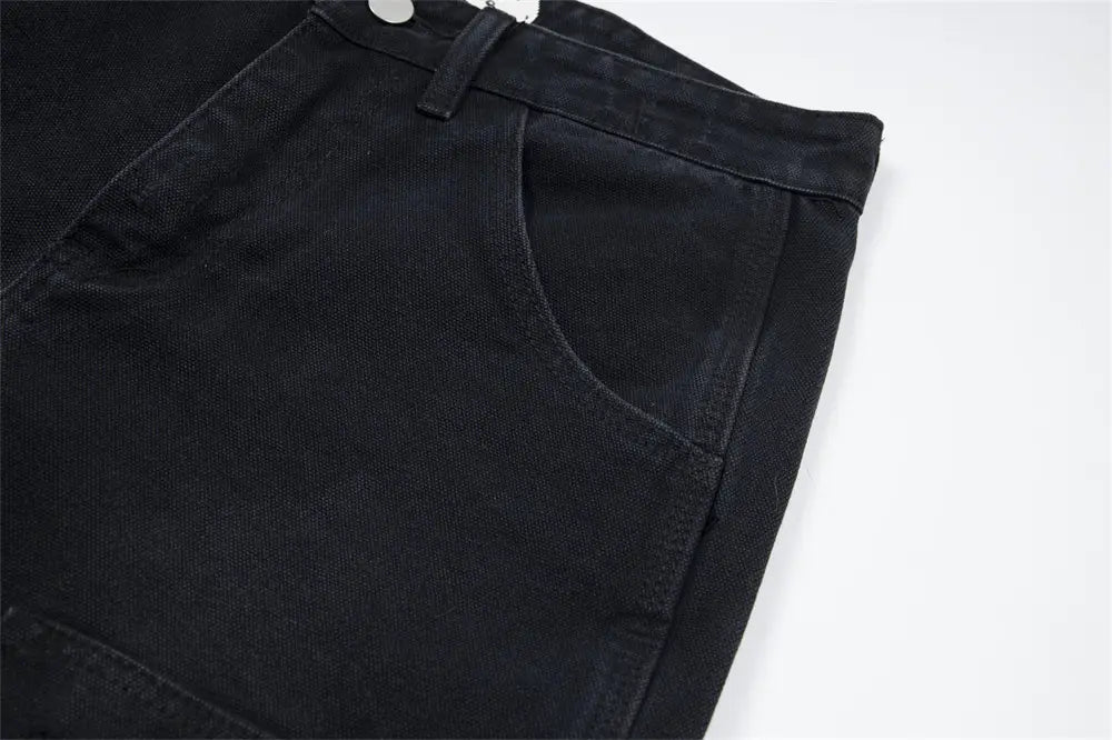 Pantalones cortos de mezclilla negros para hombre con dobladillo deshilachado y desgastado, con un diseño clásico de cinco bolsillos y un botón blanco en la pretina.