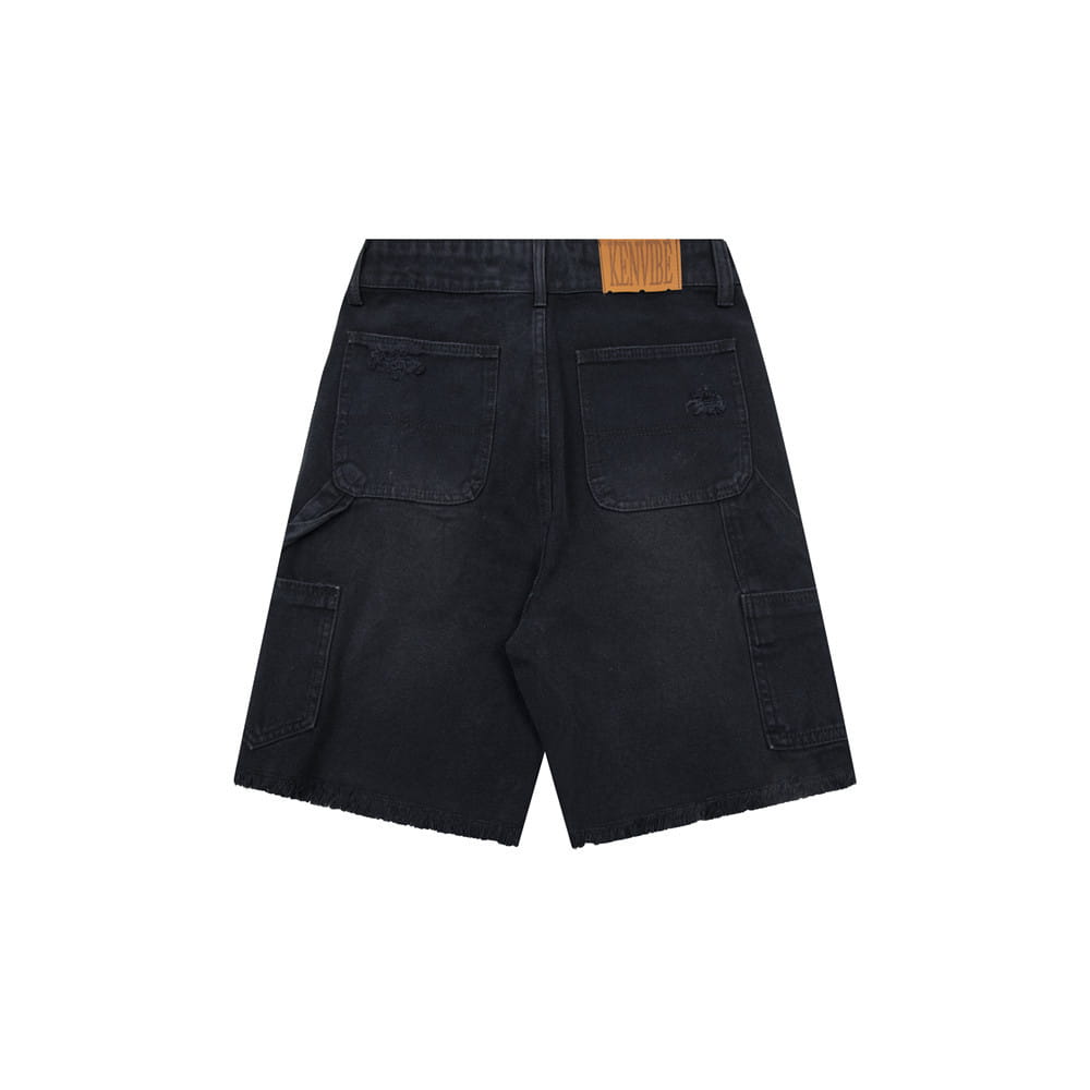 Pantalones cortos de mezclilla negros para hombre con dobladillo deshilachado y desgastado, con múltiples bolsillos, elaborados con material de mezclilla resistente.