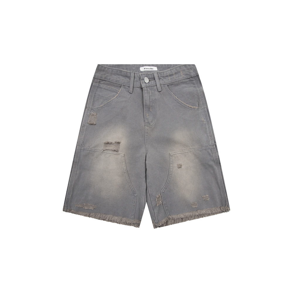 pantalones cortos de mezclilla negros para hombre con dobladillo deshilachado y desgastado, con múltiples bolsillos tipo parche y una apariencia casual usada.
