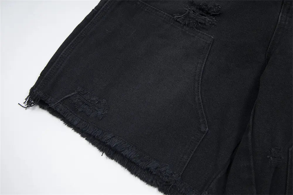 pantalones cortos de mezclilla negros para hombre desgastados con dobladillo deshilachado y detalles de desgarro, elaborados con material de mezclilla resistente