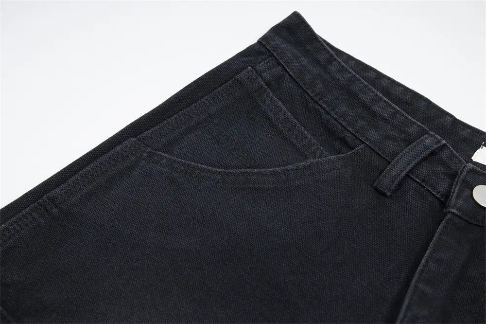 pantalones cortos de mezclilla negros para hombre desgastados con dobladillo deshilachado, con un diseño clásico de cinco bolsillos y botón de tono plateado, elaborados con material de mezclilla resistente