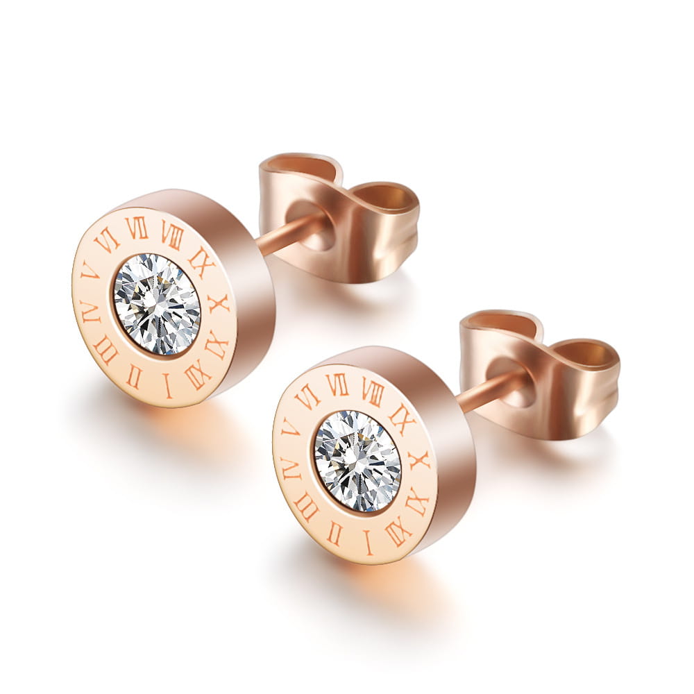 Boucles d’oreilles à tige en diamant en or rose, motif de chiffres romains, comprenant un diamant central transparent entouré de chiffres romains gravés.