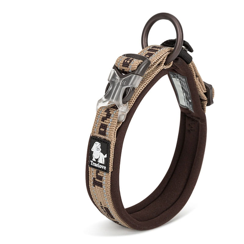 Großes Hundetraining-Collar-Plaid-Nylongeschirr aus beigem und braunem, gewebtem Material mit silberfarbenem Schnallenverschluss und schwarzer Kunststoffbeschlägen, mit dem Markenlogo der truelove.