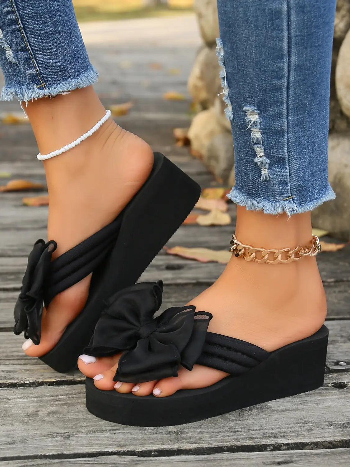 Sandalias tipo plataforma negras con gran moño esponjoso en la tira del empeine para un uso casual con estilo.