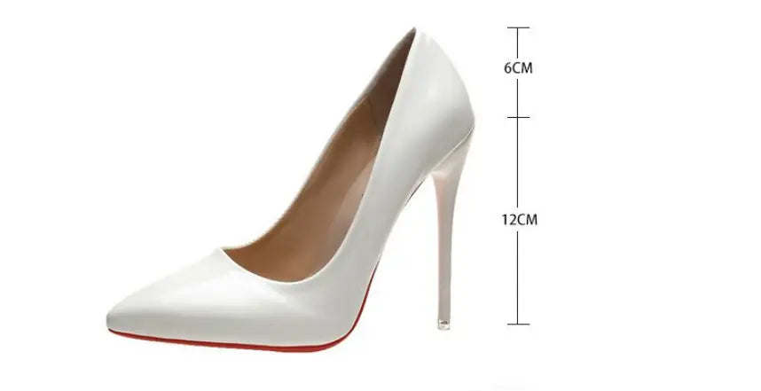 Weiße Lackleder-Christian-Louboutin-Pumps mit spitzer Spitze, Stiletto-Absatz, mit charakteristischer roter Sohle und schlankem hohen Absatz.