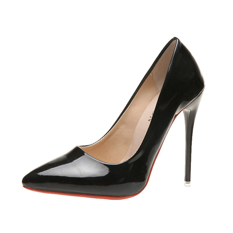 Schwarze Lackleder-Pumps mit spitzer Spitze und Stiletto-Absatz mit roter Sohle für elegante formelle Kleidung.
