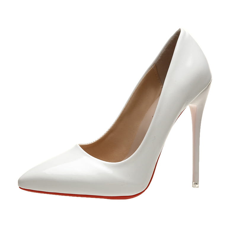 Weiße Lackleder-Christian-Louboutin-Pumps mit spitzer Spitze, Stiletto-Absatz, mit einer charakteristischen roten Sohle.