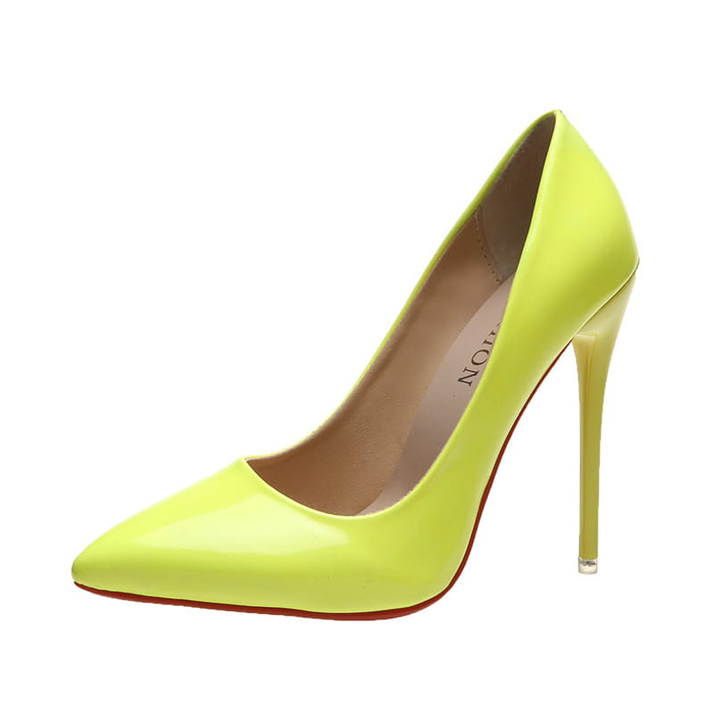 Leuchtend neon-gelber Lackleder-Pump mit spitzer Spitze und schlankem Absatz.