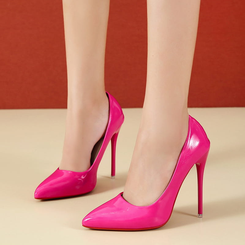 Leuchtend pinkfarbene Lackleder-Pumps mit spitzer Spitze, mit schlankem Design und schlankem Absatz.