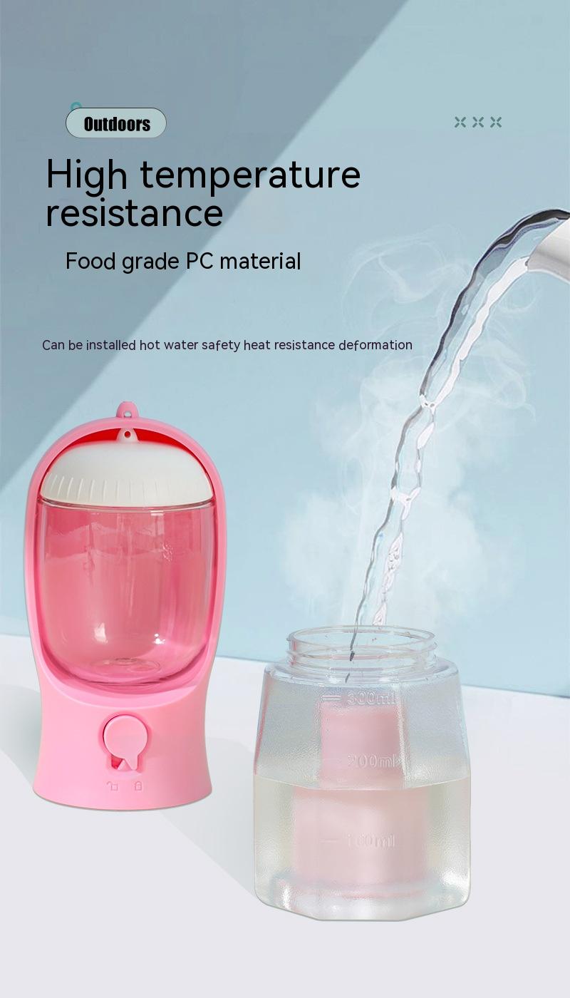Fontaine d’eau pour animal rose et blanche fabriquée en matériau PC de qualité alimentaire, au design moderne et élégant, présentée dans la bouteille d’eau et le distributeur d’aliments portable 3-en-1 pour chien.