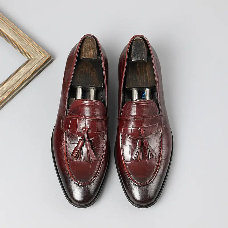 Mocasines con borlas de cuero con estampado de cocodrilo color burdeos con acabado pulido y diseño clásico de calce sin cordones.